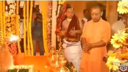 12 മണിക്കൂറിനുള്ളില് പ്രധാനമന്ത്രിയുടെ ലോക്ക്ഡൗണ് ലംഘിച്ച് യോഗി; അയോധ്യയില് പൂജക്ക് നേതൃത്വം നല്കി