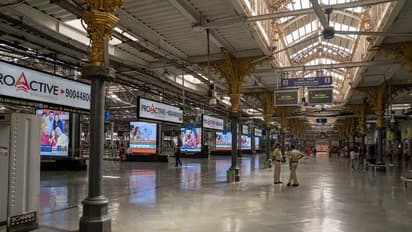 మహారాష్ట్ర: అమల్లోకి జనతా కర్ఫ్యూ.. ఇళ్లకు జనం పరుగులు, కిక్కిరిసిన రోడ్లు