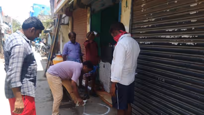 பொதுமக்கள் அத்தியாவசிய பொருட்கள் வாங்கும்போது இடைவெளி இருக்க ஏற்பாடு...!