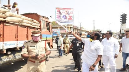 లాక్ డౌన్ పై కేసీఆర్ ఎఫెక్ట్: కర్ర పట్టుకుని వీధిలోకి దిగిన మంత్రి శ్రీనివాస్ గౌడ్