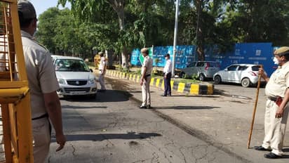 പരിശോധന കടുപ്പിച്ച് ദില്ലി പൊലീസ്; ലോക്ക് ഡൗണ്‍ കാഴ്ചകള്‍