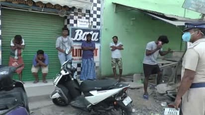 ஊரடங்கை மீறி வாகனத்தில் சுற்றிய 4 இளைஞர்கள்... ஸ்பாட் பனிஷ்மென்ட் கொடுத்த போலீஸ்..!