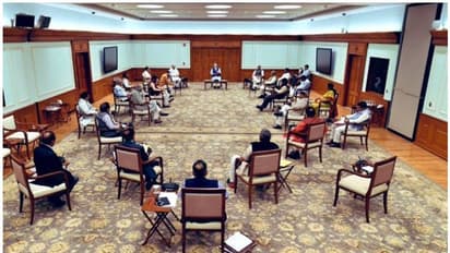 കൊവിഡ്19: കാബിനറ്റ് യോഗത്തില് സാമൂഹിക അകലം പാലിച്ച് മന്ത്രിമാര്; ചിത്രം ട്വീറ്റ് ചെയ്ത് അമിത് ഷാ