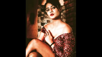 “முழுசா அவுத்துட்டு போஸ் கொடுத்திருக்கலாம்”... மோசமான உடையில் கன்றாவி போஸ் கொடுத்த மீரா மிதுன்...!