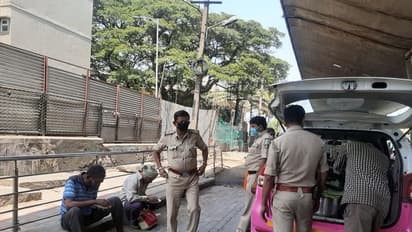 ಚಿತ್ರಗಳು: ನಿರ್ಗತಿಕರ ಪಾಲಿನ ಬಂಧು ನಮ್ಮ ಬೆಂಗಳೂರು ಪೊಲೀಸ್ರು