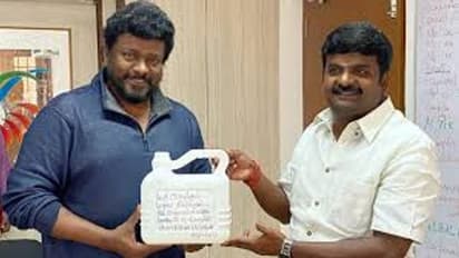 5 லிட்டர் சானிடைசருடன் அமைச்சர் விஜயபாஸ்கரை சந்தித்த பார்த்திபன்... எதற்காக தெரியுமா?