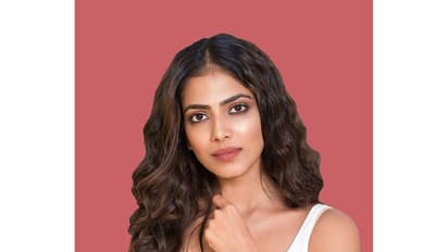 படுக்கையில் மல்லாக்கப் படுத்து செல்ஃபி... கொளுத்துற வெயிலுக்கு இன்னும் சூட்டை கிளப்பும் மாளவிகா மோகனன்...!