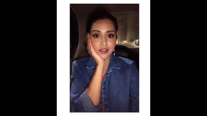 சிவப்பு உடையில் செம்ம ஹாட்! கவர்ச்சிக்கு தடை போடாமல் சுதந்திரமாக போஸ் கொடுத்த ரைசா ரணகள போட்டோஸ்!