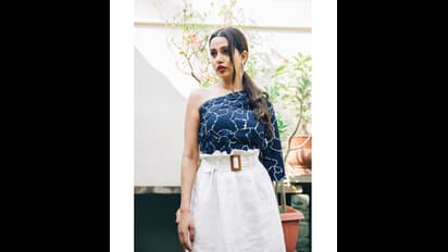 இவர் தான் பிக்பாஸ் ரைசா காதலரா...? நெஞ்சோடு அணைத்தபடி வெளியிட்ட கிளுகிளுப்பு கிளிக்ஸ்!