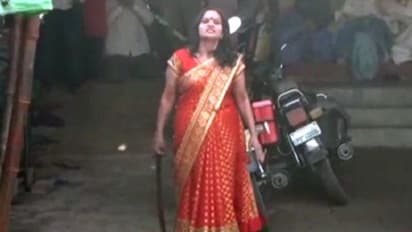 కరోనా లాక్ డౌన్: కత్తి దూసి పోలీసులనే బెదిరించిన మహిళా బాబా