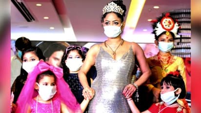 করোনা আতঙ্কে জেরবার, মাস্ক পরে ফ্য়াশন শো কলকাতায়