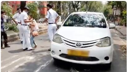 కరోనా లాక్ డౌన్: కారును ఆపినందుకు యువతీ హల్చల్, పోలీస్ చేయి కొరికి, రక్తం ఊసి... వీడియో వైరల్