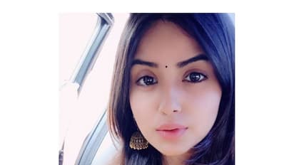 பால் போன்ற நிறம்... பளீச் கண்கள்... பேரழகில் ஜொலிக்கும் நடிகை காஷ்மீரா! புகைப்பட தொகுப்பு!