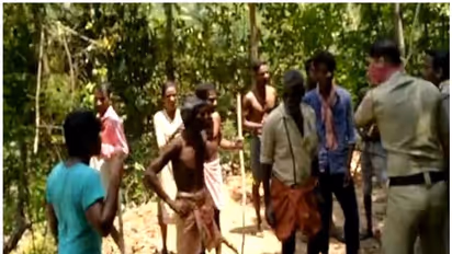 ആരോഗ്യപ്രവര്‍ത്തകരെ പ്രവേശിപ്പിക്കാതെ റോഡ് അടച്ചു; തടസം നീക്കാനെത്തിയ പൊലീസുകാര്‍ക്ക് മര്‍ദ്ദനം