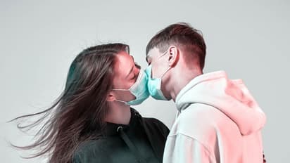 கொரோனா முகாமில் தப்பியோடிய மதுரை இளைஞர்... காதலியுடன் தனியறையில் இருந்ததால் மாமியார் வீட்டுக்கும் பரிதாபம்.!