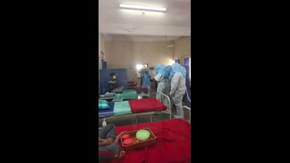 ಚಿತ್ರಗಳು:  ಐಸೋಲೇಶನ್ ವಾರ್ಡ್‌ಗೆ ಶ್ರೀರಾಮುಲು ಭೇಟಿ, ವೈದ್ಯರಿಗೆ ತಲೆ ಬಾಗಿಸಿ ನಮಸ್ಕಾರ