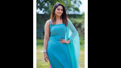 18 வயதில் பிரமித்து போகும் அழகு! சின்னத்திரை தேவதை ஷிவானியில் கலக்கல் கேலரி!