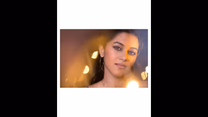 டிக் டாக்கில் வலை விரித்து... வெள்ளி திரையில் இடம்பிடித்த மிருணாளினி! வேற லெவல் அழகில் ஜோராய் கொடுத்த போஸ்