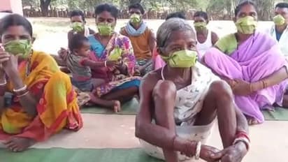 കൊവിഡിനെ പ്രതിരോധിക്കാൻ പനയോലകള് കൊണ്ട് തയാറാക്കിയ മാസ്കുകൾ കെട്ടി ആദിവാസി ജനത