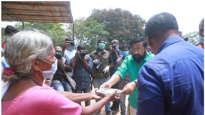 ലോക്ക് ഔട്ട്: തെരുവുകളില് പട്ടിണിയിലായ അശരണര്ക്ക് മൂന്ന് നേരം ഭക്ഷണവുമായി കേരള പൊലീസ്