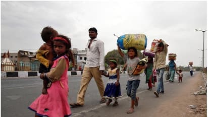 ছাড়পত্র পেলেও এখনও অনিশ্চিত বাড়ি ফেরা, অভিবাসী শ্রমিকদের জন্য ট্রেনের দাবি রাজ্যের