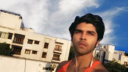 தந்தையை உறித்து வைத்து இருக்கும் துருவ் விக்ரமின் புகைப்பட தொகுப்பு ....