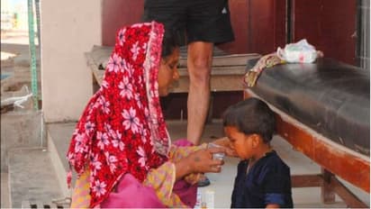 लॉकडाउन : बेटे की तबियत थी ज्यादा खराब, बेटे को गोद में लेकर 30 किमी पैदल चलकर अस्पताल पहुंची मां