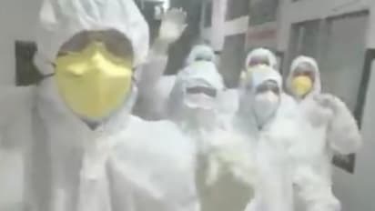 'എല്ലാം മറന്ന്..'; ഹൃദയസ്പർശിയായ പാട്ടുമായി ഒരുകൂട്ടം ഡോക്ടർമാർ, റിയൽ ഹീറോകളെന്ന് സൈബർ ലോകം- വീഡിയോ