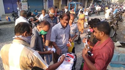 கொரோனா பீதி: சேலத்தில் தூள் பறக்கும் 10 ரூபாய் மாஸ்க் விற்பனை... முண்டியடித்து வாங்கிச் செல்லும் மக்கள்...!