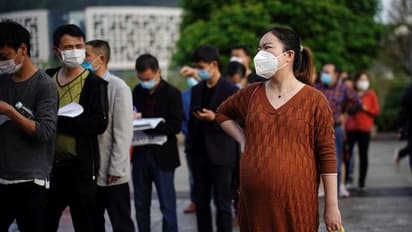 ಸಾಮಾಜಿಕ ಅಂತರ ಕಾಯ್ದುಕೊಳ್ಳಿ ಅಂದ್ರೆ ವ್ಯತಿರಿಕ್ತವಾಗಿ ನಡೆದುಕೊಳ್ಳುವ ರಾಜಕಾರಣಿಗಳು