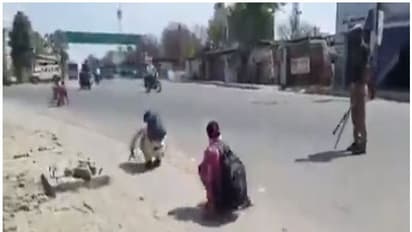 ലോക്ക് ഡൗൺ ലംഘിച്ചു; പൊരിവെയിലത്ത് റോഡിൽ 'തവളച്ചാട്ടം' ശിക്ഷ വിധിച്ച് പൊലീസ്; വീഡിയോ