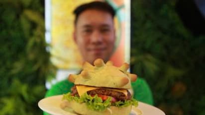 என்னடா பண்ணி வச்சிருக்கீங்க... கொரோனா போண்டாவுக்கு போட்டியா கொரோனா பர்கர்...!