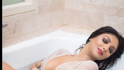 உடை போடாத உடலில் ப்ளீச் என தெரியும் டாட்டூ...! உச்ச கட்ட கவர்ச்சியை கொட்டி கொடுக்கும் குஷி..!