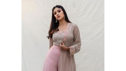 பட வாய்ப்புக்காக போட்டோ ஷூட்டில் வெளுத்து கட்டும் 'தன்யா பாலகிருஷ்ணன்'!  லேட்டஸ்ட் கேலரி...