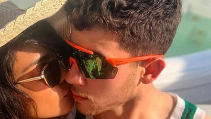 নিকের সঙ্গে লাইভের মাঝেই ঘনিষ্ঠ হয়ে উঠলেন প্রিয়াঙ্কা, ভিডিও ভাইরাল হতেই নেটদুনিয়ায় শোরগোল