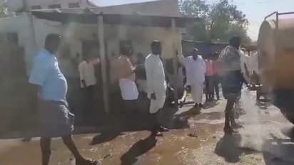 ಕೊರೋನಾ ಆತಂಕ: ಸ್ವಯಂಪ್ರೇರಿತರಾಗಿ ಡೆಟಾಯಿಲ್‌ ನೀರಿನಿಂದ ರಸ್ತೆ ಶುಚಿಗೊಳಿಸಿದ ಗ್ರಾಮಸ್ಥರು!