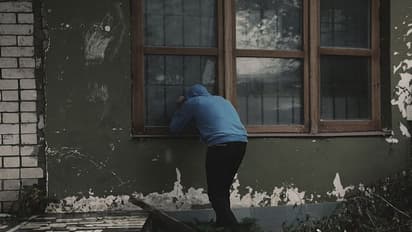 ప్రియురాలిని చూడాలని క్వారంటైన్ నుంచి పరార్: లవర్ని కూడా బుక్ చేశాడు