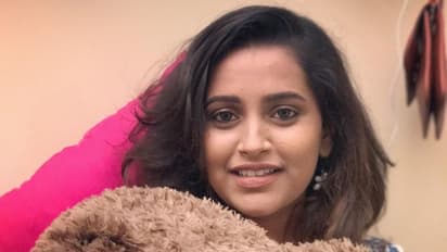 மாடர்ன் உடையிலும்... பாரம்பரிய புடவையிலும் மாறி மாறி கலக்கும் ஜாக்குலின்! ரணகள புகைப்பட தொகுப்பு!