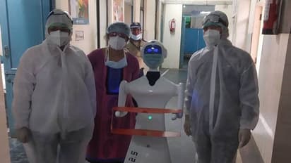 കൊവിഡ് 19; രോഗികൾക്ക് ഭക്ഷണവും മരുന്നും നൽകാൻ റോബോട്ട്