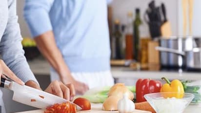 കൊവിഡ് 19: ഭക്ഷണം തയ്യാറാക്കുമ്പോഴും കഴിക്കുമ്പോഴും ശ്രദ്ധിക്കേണ്ട കാര്യങ്ങൾ