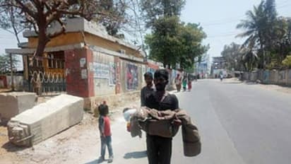 కరోనా లాక్ డౌన్: కన్న కొడుకు శవాన్ని కని, పెంచిన చేతులపైన్నే మోసుకెళ్లి...