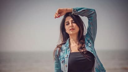 அழகே அள்ளுதே... ஏக்க பார்வையில் பாடாய் படுத்தும்  நடிகை ஏக்தா! புகைப்பட தொகுப்பு!