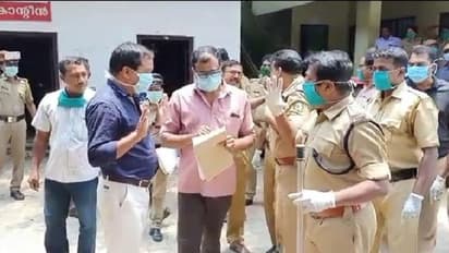 കാന്റീൻ പൂട്ടിക്കാനെത്തിയ ഉദ്യോ​ഗസ്ഥരും പൊലീസുകാരും തമ്മിൽ ഉന്തും തള്ളും