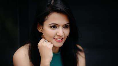 ஓவர் அழகில் ஒய்யார போஸ்...! பலவித உடையில் ரணகளம் செய்யும் அபர்ணா தாஸ்! லேட்டஸ்ட் கேலரி!