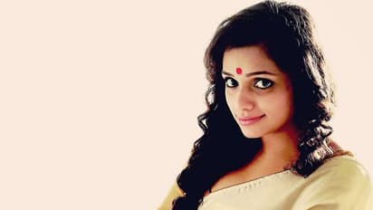 சுருட்டை முடி அழகில் சுழட்டி போட்டு... மை வைத்த கண்ணால் மனதை வருடம் நடிகை.. !