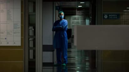 कोरोना के संदिग्ध ने बुजुर्ग महिला को दांतो से काटा, महिला की मौत