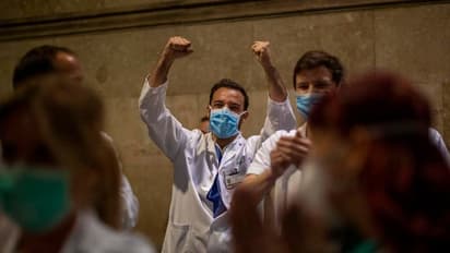 కరోనా ఎఫెక్ట్.. క్వారంటైన్ నుంచి నగ్నంగా బయటకు పరుగులు...