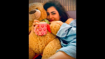 শার্টের ফাঁকে উঁকি মারছে অন্তর্বাস, লকডাউনে পারদ চড়ালেন 'ত্রিনয়নী'র জ্যাসমিন