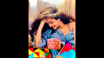 উন্মুক্ত পিঠে রোদের আলোয় জ্যাসমিনের লুকোচুরি খেলা, ফ্লার্ট করেই হয়ে উঠলেন হটকেক