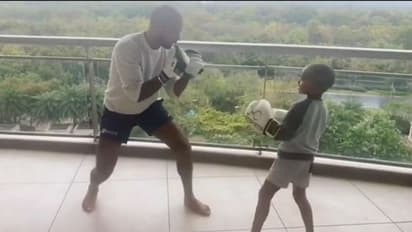 কোয়ারেন্টাইনে এবার ছেলের সঙ্গে বক্সিংয়ের ভিডিও শেয়ার করলেন শিখর ধওয়ান